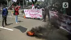 Massa Badan Eksekutif Mahasiswa Seluruh Indonesia (BEM SI) saat berunjuk rasa di area Patung Kuda Arjuna Wijaya, Jalan Medan Merdeka Barat, Jakarta (20/10/2020). Massa meminta Presiden Joko Widodo atau Jokowi  segera mencabut UU Cipta Kerja melalui Perppu. (Liputan6.com/Faizal Fanani)