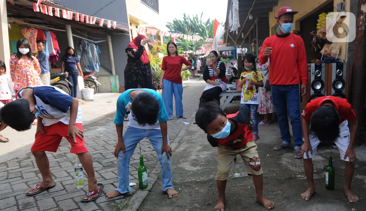 Anak-anak saat mengikuti lomba peringatan HUT Kemerdekaan ke-76 RI di Benda Baru, Pamulang, Tangsel, Selasa (17/8/2021). Di sejumlah kawasan pinggiran Jabotabek warga tetap melaksanakan peringatan HUT kemerdekaaan RI walau masih dalam status PPKM Level 4. (merdeka.com/Arie Basuki)