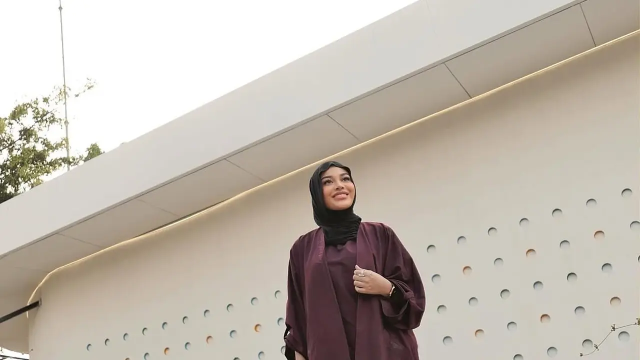 Gaya Aurel Hermansyah, Tampil dengan Busana Modest Warna Cokelat Mahogany yang Diprediksi Jadi Tren Lebaran 2025