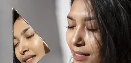 Tren kecantikan dari media sosial selalu berhasil mencuri perhatian, termasuk teknik makeup terbaru yang dikenal dengan istilah cloud skin. (foto/dok: freepik)