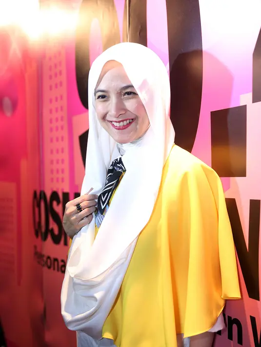 "Alhamdulilah, eggak ada moment apa-apa. Bangun tidur tiba-tiba mau pakai saja, tanpa banyak keraguan. Jadi pada saat ingin pakai, ya sudah dipakai," aku Andhara Early, di kawasan SCBD, Jakarta Selatan, Sabtu (21/5/2016) malam. (Nurwahyunan/Bintang.com)