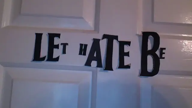 [Bintang] Keisengan Cewek Ini Bikin Pecinta The Beatles Baper!