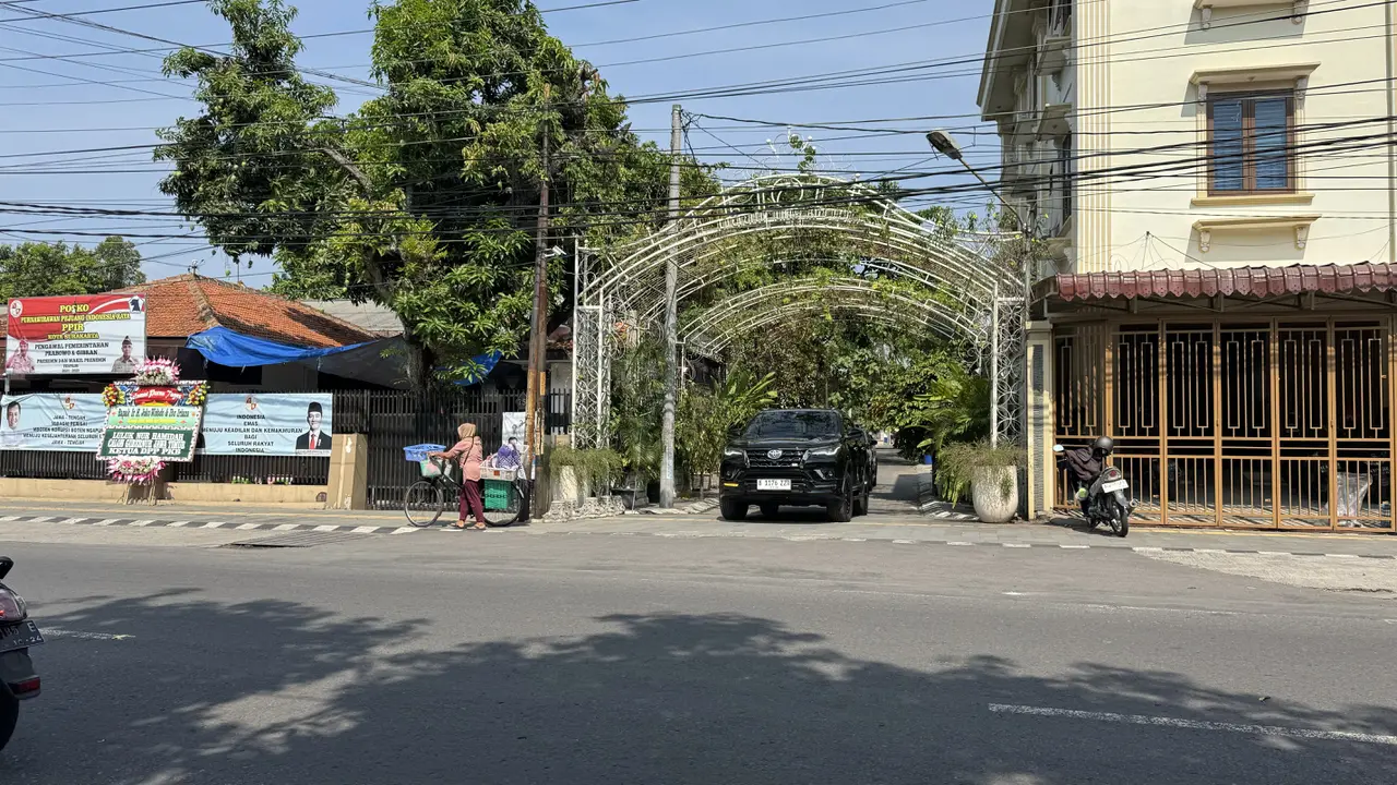 Jokowi Keluar Rumah Pribadi