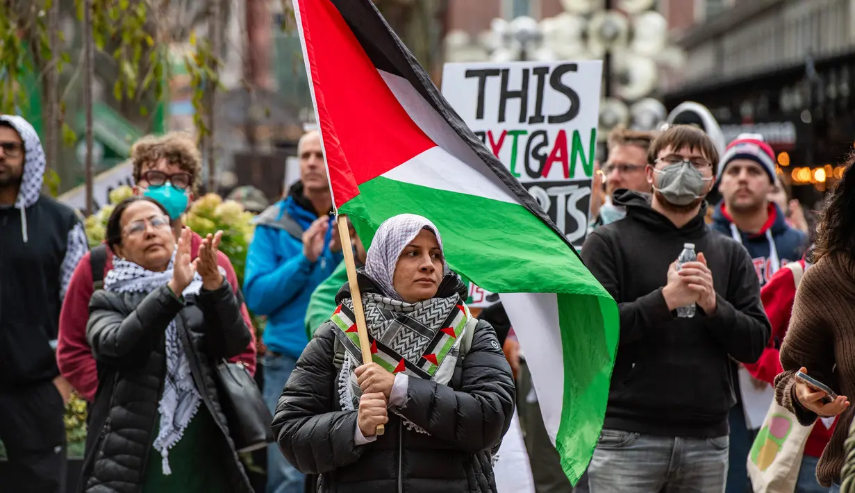 Menjelang hari Pemilihan Umum Amerika Serikat 2024, Boston Coalition for Palestine menggelar aksi unjuk rasa. (Joseph Prezioso/AFP)