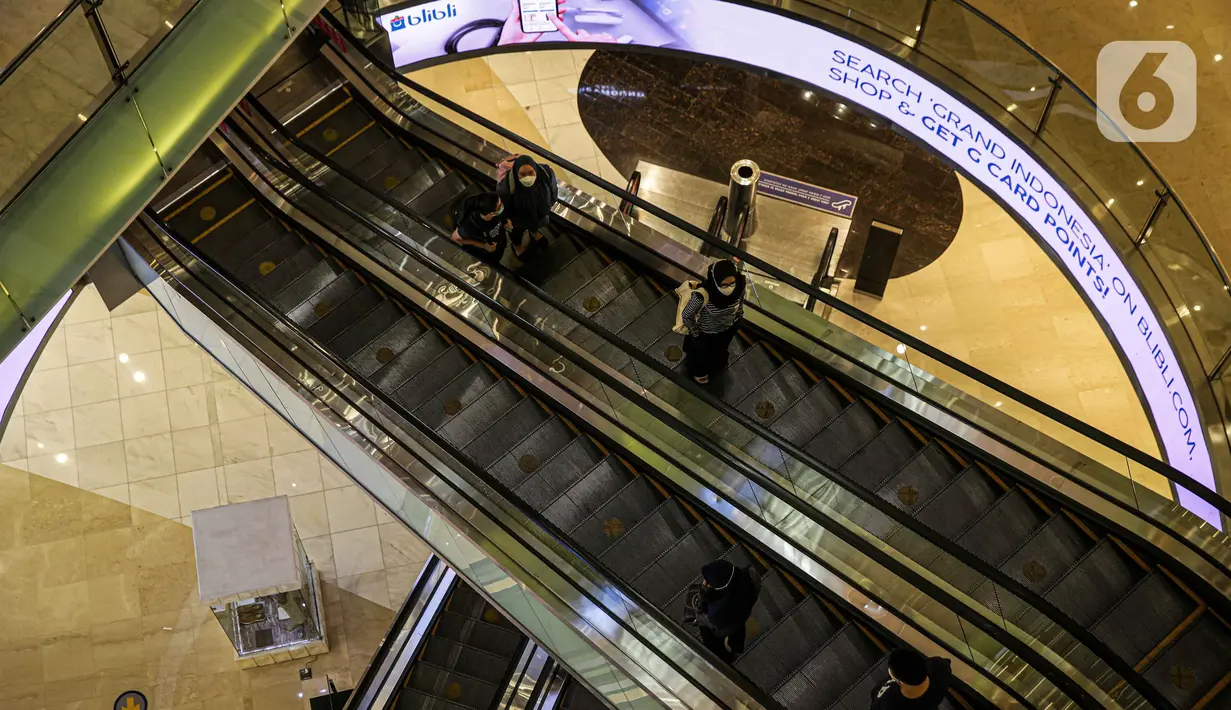 Pengunjung menaiki ekskalator di pusat perbelanjaan di Jakarta, Rabu (3/11/2021). Setelah diterapkan PPKM Level 1 di Jakarta, pusat perdagangan atau mal boleh menerima pengunjung hingga 100 persen sampai dengan pukul 22.00 WIB. (Liputan6.com/Faizal Fanani)