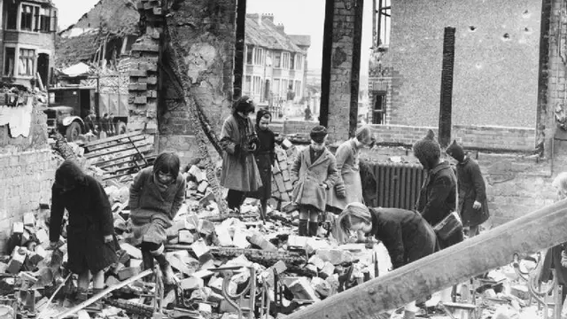 Kota Coventry, Inggris yang luluh lantak usai dibom pesawat-pesawat Nazi Jerman pada Perang Dunia II (wikimedia commons)