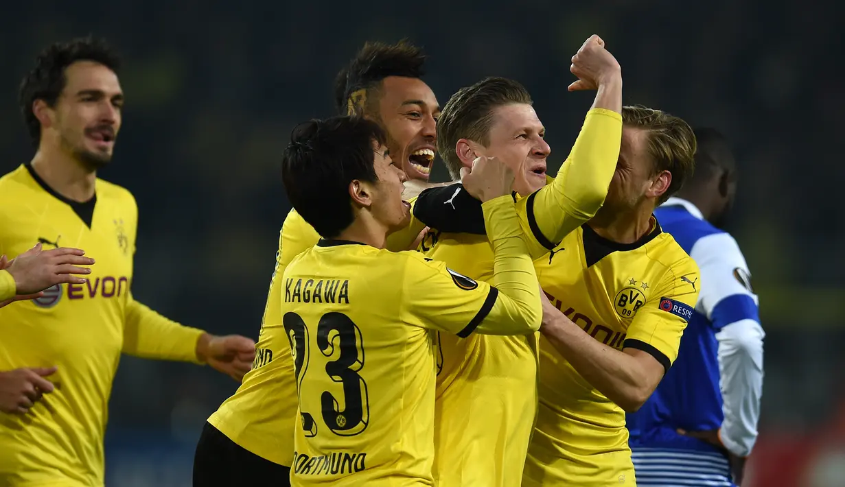 Pemain Borussia Dortmund merayakan gol pertama yang dicetak Lukasz Piszczek ke gawang Porto dalam laga leg pertama 32 besar Liga Europa di Stadion Signal Iduna Park, Dortmund, Jumat (19/2/2016) dini hari WIB, (AFP/Patrik Stollarz)