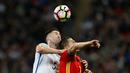 Bek Inggris asal klub Chelsea, Gary Cahill (kiri), berduel dengan striker Spanyol, Vitolo, dalam laga persahabatan di Stadion Wembley, Selasa (15/11/2016). (Reuters/Darren Staples)