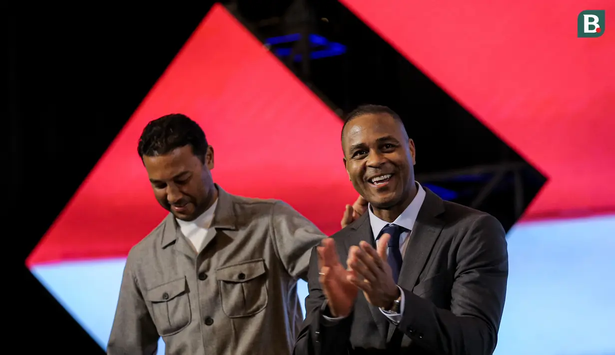 <p>Pelatih kepala baru Timnas Indonesia, Patrick Kluivert (kanan) dan asisten pelatih baru Timnas Indonesia, Denny Lanzaat berjalan meninggalkan acara konferensi pers mengenai perkenalan pelatih baru Timnas Indonesia di Hotel Mulia, Senayan, Jakarta, Minggu (12/01/2025). (Bola.com/Bagaskara Lazuardi)</p>