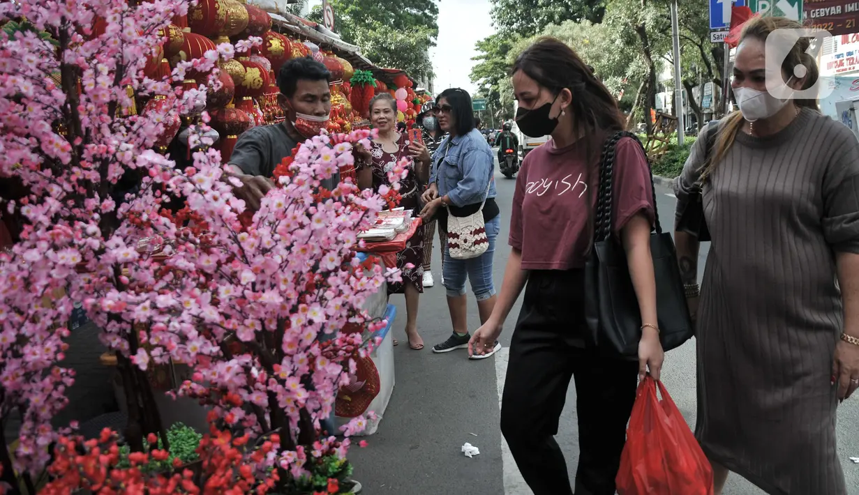 Warga keturunan Tionghoa saat membeli pernak-pernik perayaan Tahun Baru Imlek di kawasan Petak Sembilan, Pancoran, Glodok, Jakarta Barat, Selasa (10/1/2023). Jelang perayaan Tahun Baru Imlek 2023 atau 2574 (tahun China), penjualan pernak-pernik bernuansa pecinan mulai diburu warga. (merdeka.com/Iqbal S Nugroho)