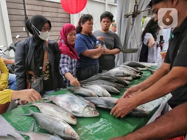Warga saat membeli ikan bandeng di Festival Bandeng Rawa Belong, Jakarta, Selasa (28/1/2025). (Liputan6.com/Angga Yuniar)