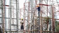 Pekerja menyelesaikan proyek konstruksi pembangunan di Kawasan Ancol, Jakarta, Sabtu  (27/6/2020). Pada tahun 2020, Kementerian Pekerjaan Umum dan Perumahan Rakyat (PUPR) menargetkan sertifikasi kepada 113.900 orang untuk tenaga kerja konstruksi. (Liputan6.com/Faizal Fanani)