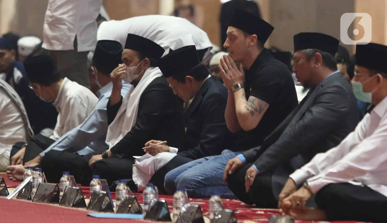 Mantan pesepakbola Timnas Jerman Mesut Ozil berdoa usai melaksanakan Sholat Jumat di Masjid Istiqlal, Jakarta, Jumat (27/5/2022). Dalam kunjungannya ke Indonesia, mantan pesepakbola Timnas Jerman   tersebut menyempatkan Sholat Jumat di Masjid Istiqlal. (Liputan6.com/Herman Zakharia)