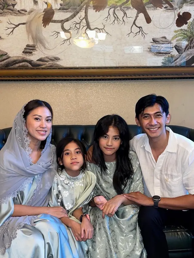 Potret kebersamaan Tyna Dwi Jayanti dan Kenang Mirdad bersama kedua anaknya Alaia dan Aluna di momen Lebaran 2023. (Foto: Instagram/tynadwijayanti)