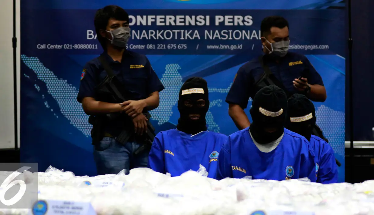 Tersangka dihadirkan saat rilis penyelundupan 270kg shabu, Jakarta, Selasa (20/10/2015). Dari penagkapan tersebut, petugas menangkap dua anggota sindikat narkoba internasional (Tiongkok-Malaysia-Indonesia). (Liputan6.com/Yoppy Renato)