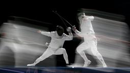 Atlet Hungaria, Geza Imre (kiri) sedang bertanding melawan atlet Korea Selatan, Seung Hwa Jung, dalam semifinal Kejuaraan Dunia Anggar 2015 di Moscow, Rusia. (15/7/2015). (REUTERS/Grigory Dukor)