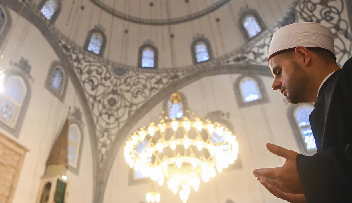 Seorang imam menghadiri salat Idul Fitri, di Masjid Agung saat banyak masjid masih ditutup untuk acara publik sebagai tindakan pencegahan Covid-19 di Pristina, Kosovo pada 24 Mei 2020. (Photo by Armend NIMANI / AFP)