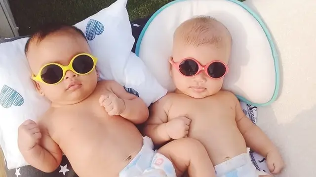 Kompak Pakai Baju Sama, Ini 6 Potret Anak Kembar Syahnaz Sadiqah Makin Gemas