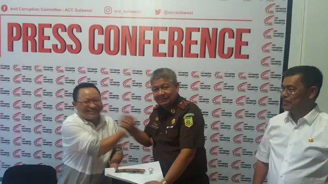 ACC Sulawesi menyerahkan sejumlah data kasus-kasus korupsi mandek yang ditangani Kejati Sulsel kepada pimpinan baru Kejati Sulsel, Firdaus Weldimar (Liputan6.com/ Eka Hakim)