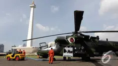 Sejumlah anggota TNI mempersiapkan armada helikopter di halaman silang Monas, Jakarta, Rabu, (10/12/2014). (Liputan6.com/Faizal Fanani)