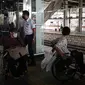 Penyandang disabilitas menjajal fasilitas di Stasiun Jatinegara, Jakarta, Jumat (3/12/2021). Pada Hari Disabilitas Internasional 2021, KAI Commuter mengajak pengguna transportasi dengan disabilitas untuk merasakan sarana dan prasarana perkeretaapian yang lebih aksesibel. (Liputan6.com/Faizal Fanani)