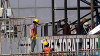 Pekerja melakukan perawatan gedung bertingkat di Jakarta, Rabu (28/7/2021). Menteri Koordinator Bidang Perekonomian Airlangga Hartarto mengungkapkan selain pekerja di wilayah PPKM Level 4, subsidi upah juga akan diberikan kepada pekerja di wilayah PPKM Level 3. (Liputan6.com/Angga Yuniar)