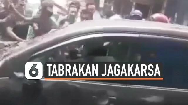 Viral rekaman pengerusakan mobil yang menabrak motor dan taksi di Jagakarsa. Polisi mengungkapkan adanya motif perselingkuhan di balik pengerusakan mobil tersebut.