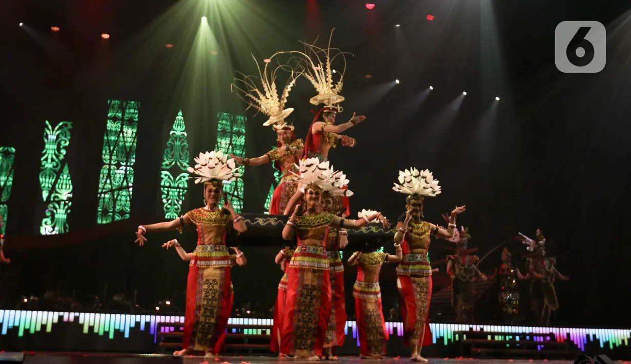 Pertunjukan budaya dalam Pagelaran Sabang-Merauke dikombinasikan dengan musik orkestra serta choir dan ditampilkan dalam panggung megah dan spektakuler. (Liputan6.com/Herman Zakharia)