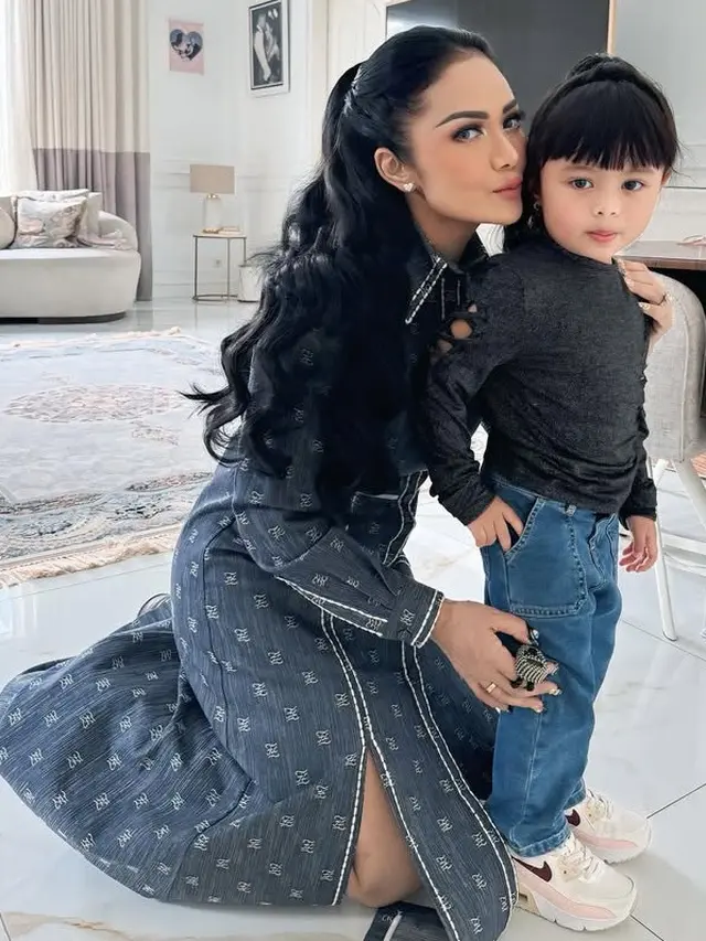 Gaya Dua Anak Aurel Hermansyah saat Dimomong Krisdayanti Keliling Jakarta. [@krisdayantilemos]