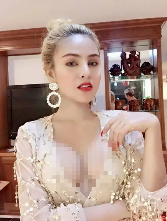 Denny Kwan telah berjanji kepada Kementerian Kebudayaan dan Seni Rupa Kamboja untuk tidak tampil dan memposting foto-fotonya dengan balutan busana yang terlalu terbuka, tetapi janjinya tersebut tidak ditepati. (Facebook/ Denny Kwan)