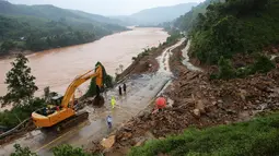 Orang-orang memperbaiki jalan yang rusak akibat hujan dan banjir di Quang Tri, Vietnam, 13 Oktober 2020. Bencana alam, terutama hujan lebat dan banjir, menyebabkan 28 orang tewas dan 12 lainnya hilang di wilayah tengah dan Dataran Tinggi Tengah Vietnam selama beberapa hari terakhir. (Xinhua/VNA)