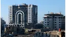 Sebuah foto kombinasi menunjukkan bangunan di Pusat Kota Homs, pada 16 Desember 2007 (atas)  dan  kondisi sekarang berubah drastis selama konflik di Suriah, pada 8 Februari 2014. (REUTERS/Omar Sanadiki&Yazen Homsy)