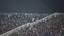 Pendukung Persib, Bobotoh, bersama pendukung Surabaya United, Bonek, menonton bersama pada laga Piala Jenderal Sudirman di Gelora Delta Sidoarjo, Jawa Timur, Sabtu (21/11/2015). (Bola.com/Vitalis Yogi Trisna) 