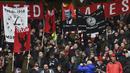 Fans membentangkan spanduk memperingati 60 tahun tragedi Munich Air 1958 saat laga  Manchester United melawan Huddersfield Town di Old Trafford, Manchester, (3/2/2018). MU menang 2-0. (AFP/Paul Ellis)
