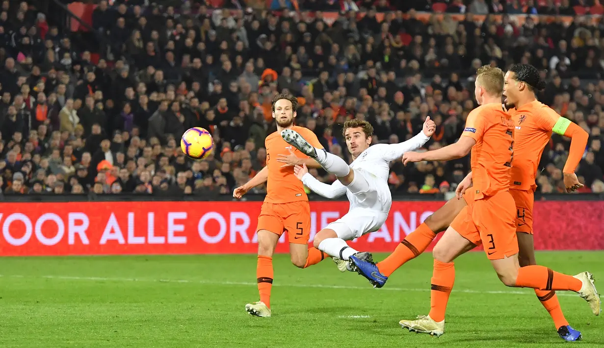 Striker Prancis, Antoine Griezmann berusaha menendang bola saat bertanding melawan Belanda pada pertandingan UEFA Nations League di stadion Feijenoord di Rotterdam (16/11). Belanda menang atas Prancis 2-0. (AFP Photo/Emmanuel Dunand)