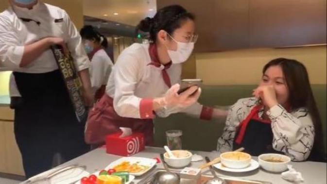 Aksi Pelayan Restoran Hot Pot Hibur Pelanggan Patah Hati ...