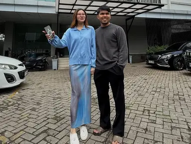 Selama merahasiakan kehamilannya ke publik, Aaliyah kerap mengenakan pakaian yang longgar maupun dress panjang. Penampilannya itu membuat banyak warganet berspekulasi tentang dirinya yang sedang hamil. (Liputan6.com/IG/@thariqhalilintar)
