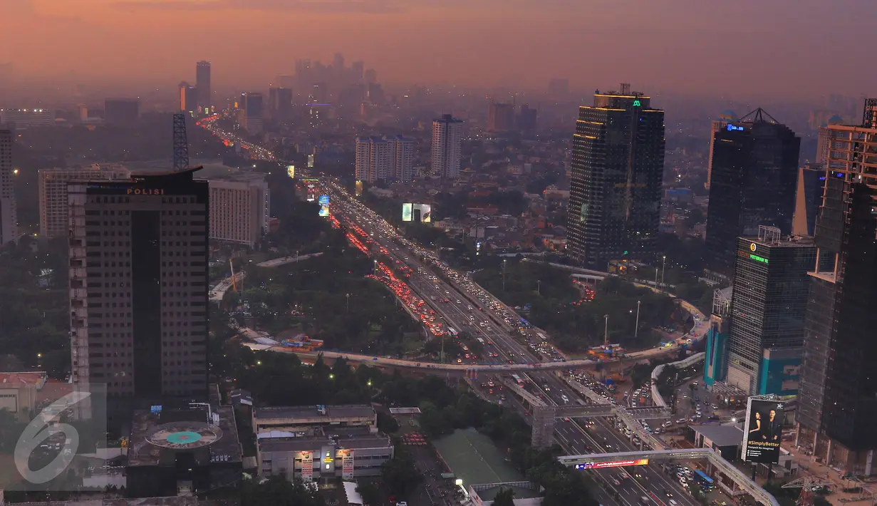 Pada Agustus 2017 sudah dijadwalkan konstruksi Simpang Susun Semanggi rampung semua dan siap diresmikan, Jakarta, Senin (13/3). Simpang ini diharapkan bisa memecahkan kemacetan yang kerap terjadi di kawasan tersebut. (Liputan6.com/Herman Zakharia)