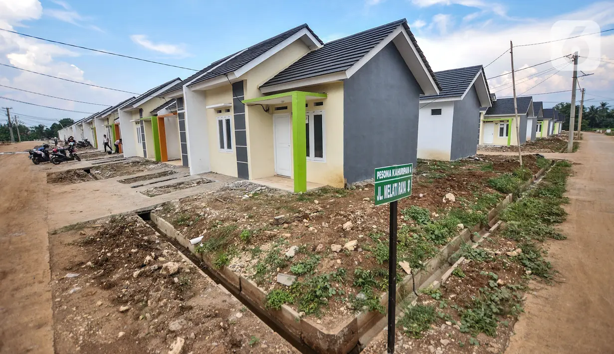 Suasana perumahan subsidi di kawasan Klapanunggal, Kabupaten Bogor, Jawa Barat, Rabu (16/6/2021). Bantuan pembiayaan perumahan subsidi sebagai upaya memenuhi kebutuhan hunian layak terutama bagi masyarakat berpenghasilan rendah (MBR). (merdeka.com/Iqbal S. Nugroho)