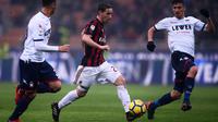 Gelandang AC Milan, Lucas Biglia berusaha membawa bola dari kawalan dua pemain Crotone saat bertanding pada lanjutan Liga Serie A Italia di San Siro, Milan (6/1). Milan menang tipis 1-0 atas Crotone. (AFP Photo/Marco Bertorello)
