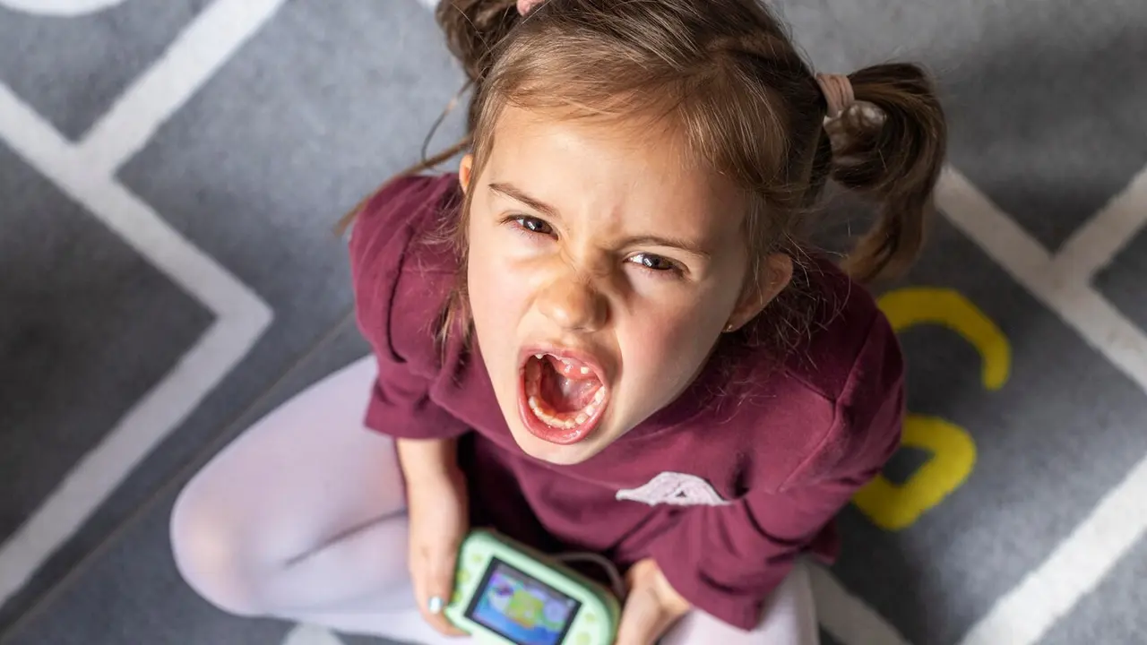 5 Langkah Efektif Menghadapi Anak Tantrum di Tempat Umum -  Cover