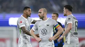 Pemain VfL Wolfsburg, Christian Eriksen, tampak kecewa setelah kalah 1-2 dari SC Paderborn pada leg kedua playoff promosi/degradasi di Home Duluxe Arena pada Selasa (26/5/2026) dini hari WIB. (AFP/Ina Fassbender)
