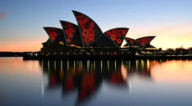 Bunga poppy diproyeksikan ke layar Opera House saat angkatan bersenjata Australia memainkan 'The Last Post' selama Remembrance Day Dawn Service di Sydney, Jumat (11/11/2022). Remembrance Day 2022 menandai 104 tahun sejak Gencatan Senjata yang mengakhiri Perang Dunia Pertama pada 11 November 1918. (Saeed KHAN / AFP)