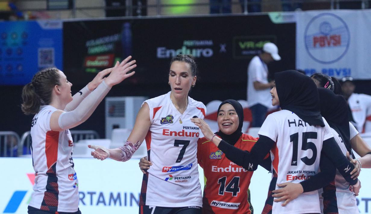 Tim putri Jakarta Pertamina Enduro mengamankan posisi empat besar PLN Mobile Proliga 2024 setelah membungkam Jakarta Livin Mandiri dengan skor 3-0 (25-19, 25-20, 25-18) pada hari terakhir seri ketiga putaran kedua, di GOR Ken Arok, Malang, Minggu (16/6/2024). Dengan mencetak tujuh kemenangan dari 11 laga, posisi Hany Budiarti dkk. dipastikan lolos ke final four dan tak akan mampu dikejar juara bertahan Bandung Bank bjb Tandamata di posisi kelima, yang hingga saat ini baru mendapat lima kemenangan dan tinggal menyisakan satu laga. (Dok. PBVSI)