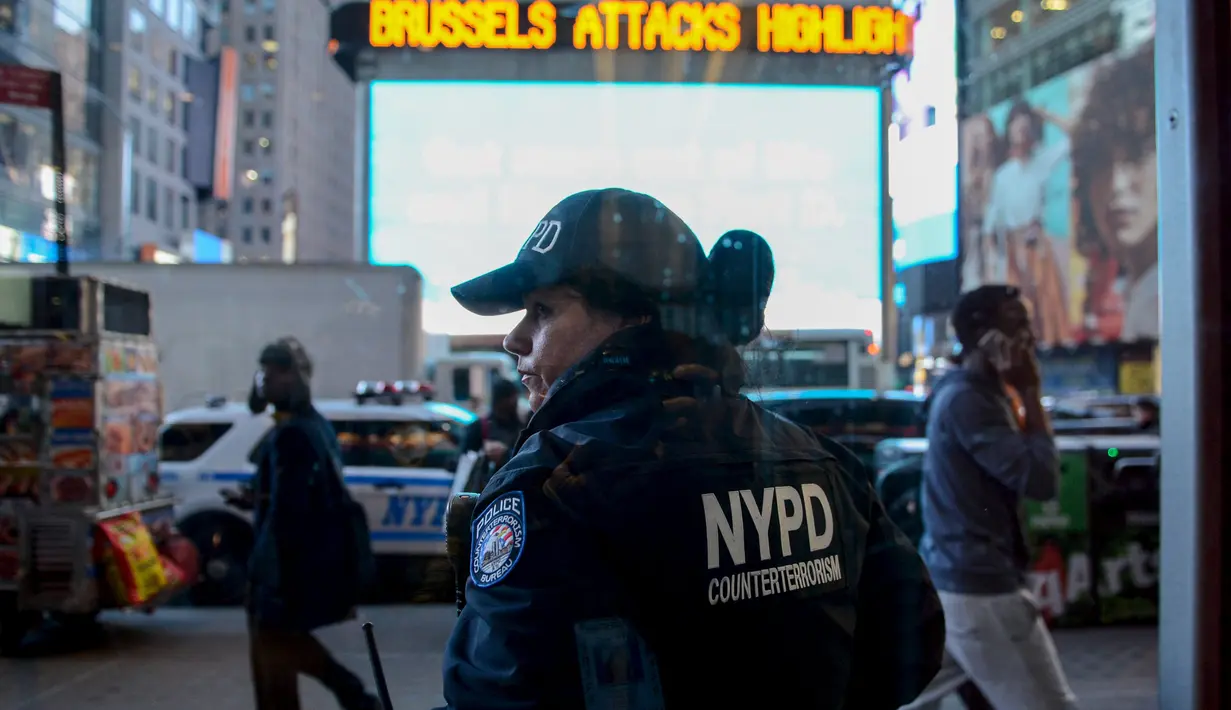 Anggota NYPD berpatroli di stasiun kereta bawah tanah di Manhattan, New York, Selasa (22/3). Pasca serangan teror di Brussels, pihak keamanan AS meningkatkan pengamanan di bandara, stasiun kereta, dan tempat vital lainnya. (REUTERS/Stephanie Keith)