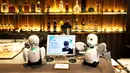 Miniatur robot humanoid bernama OriHime terlihat di Dawn Cafe, Tokyo, Jepang, 17 Agustus 2021. Peluncuran kafe ini bersamaan dengan Paralimpiade yang akan dibuka pada 24 Agustus. (Behrouz MEHRI/AFP)