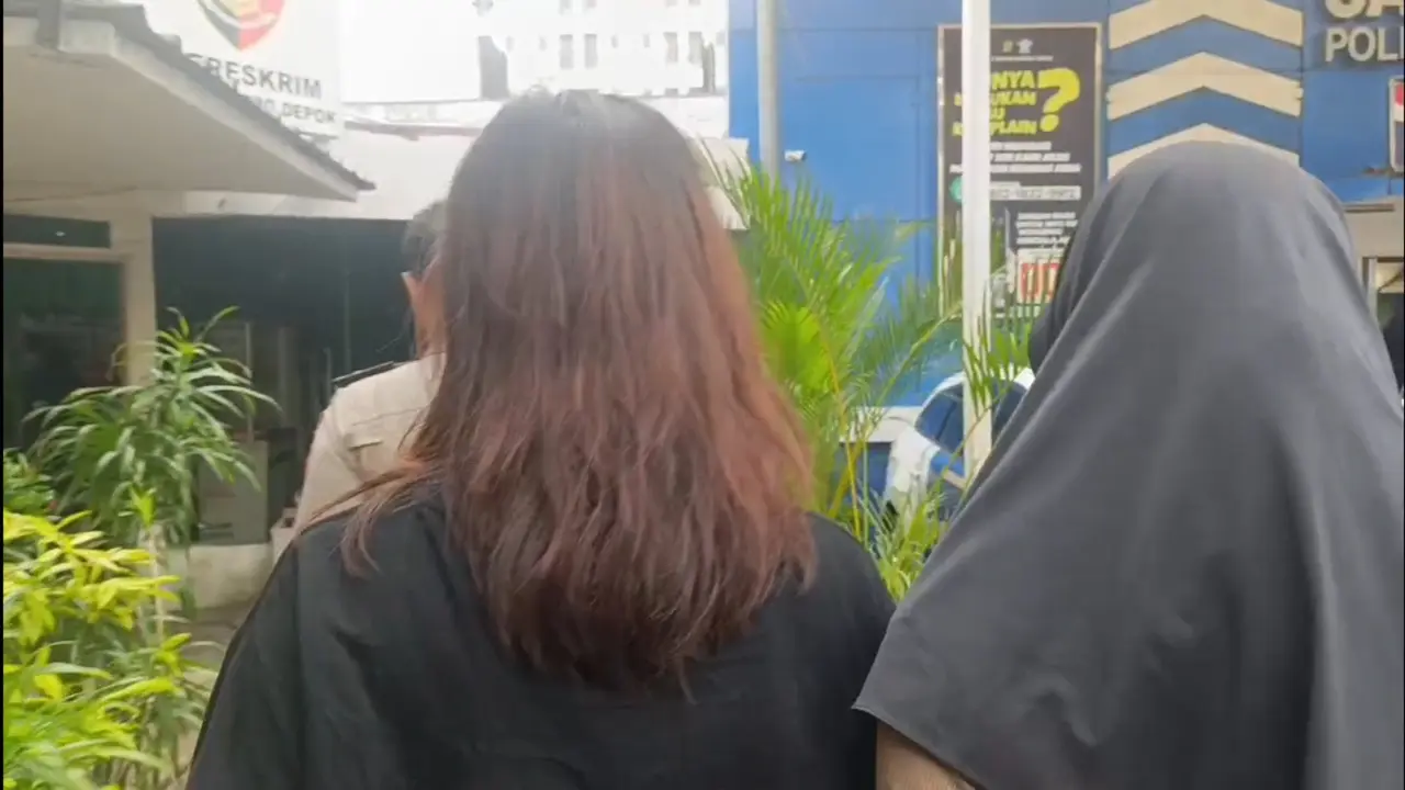 Korban mendatangi Polres Metro Depok untuk membuat laporan terkait pelecehan verbal yang dilakukan oknum guru SMPN 3 Depok. (Liputan6.com/Dicky Agung Prihanto)