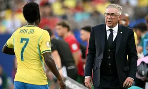 Pelatih Timnas Brasil, Carlo Ancelotti, berbicara dengan Vinicius Junior, saat pertandingan Grup C Piala Dunia 2026 antara Brasil dan Maroko di New York/New Jersey Stadium, East Rutherford, pada 13 Juni 2026. (MAURO PIMENTEL / AFP)