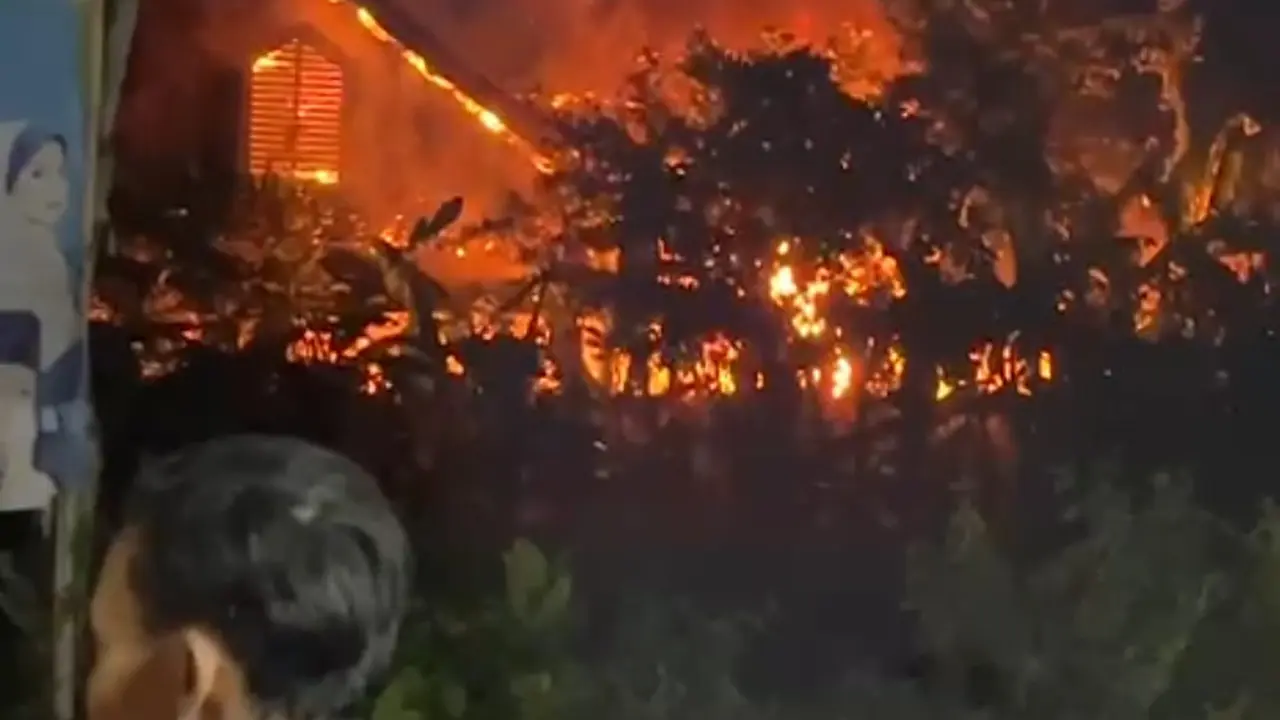 Kantor Taman Nasional Meru Betiri Terbakar.