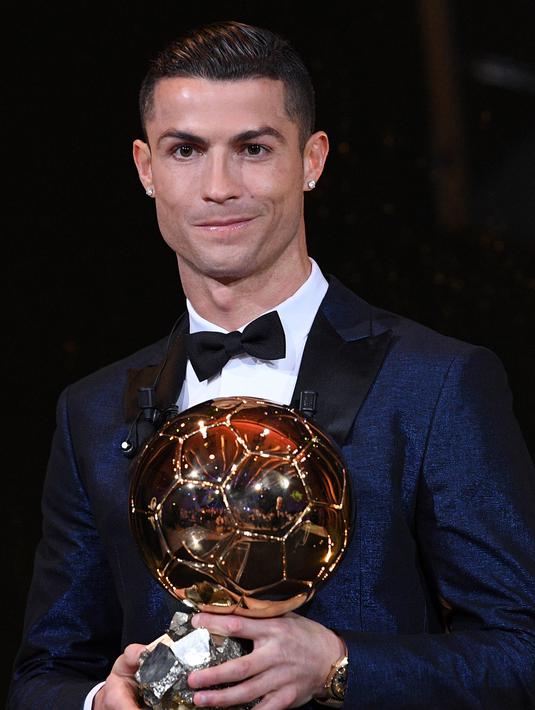 Bintang Real Madrid asal Portugal, Cristiano Ronaldo, dinobatkan sebagai peraih Ballon d'Or 2017 di Menara Eiffel, Paris, Jumat (8/12/2017). Gelar Ballon d'Or kelima bagi CR7 ini sekaligus menyamai raihan Ballon d'Or milik Messi. (AFP/Franck Faugere)